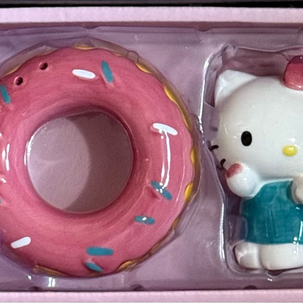 HELLO KITTY WITH DONUT SALT & PEPPER SHAKERS BRAND NEW